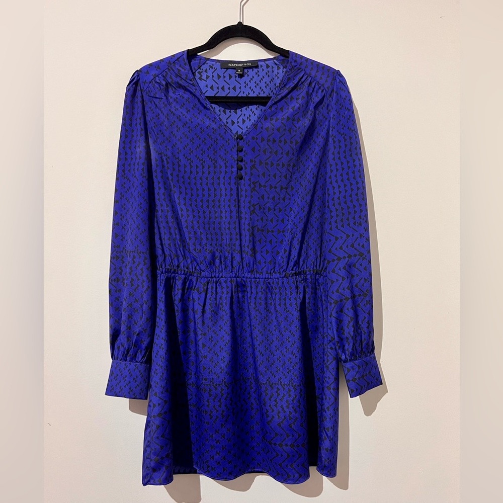 Long-sleeved dress with geometric pattern